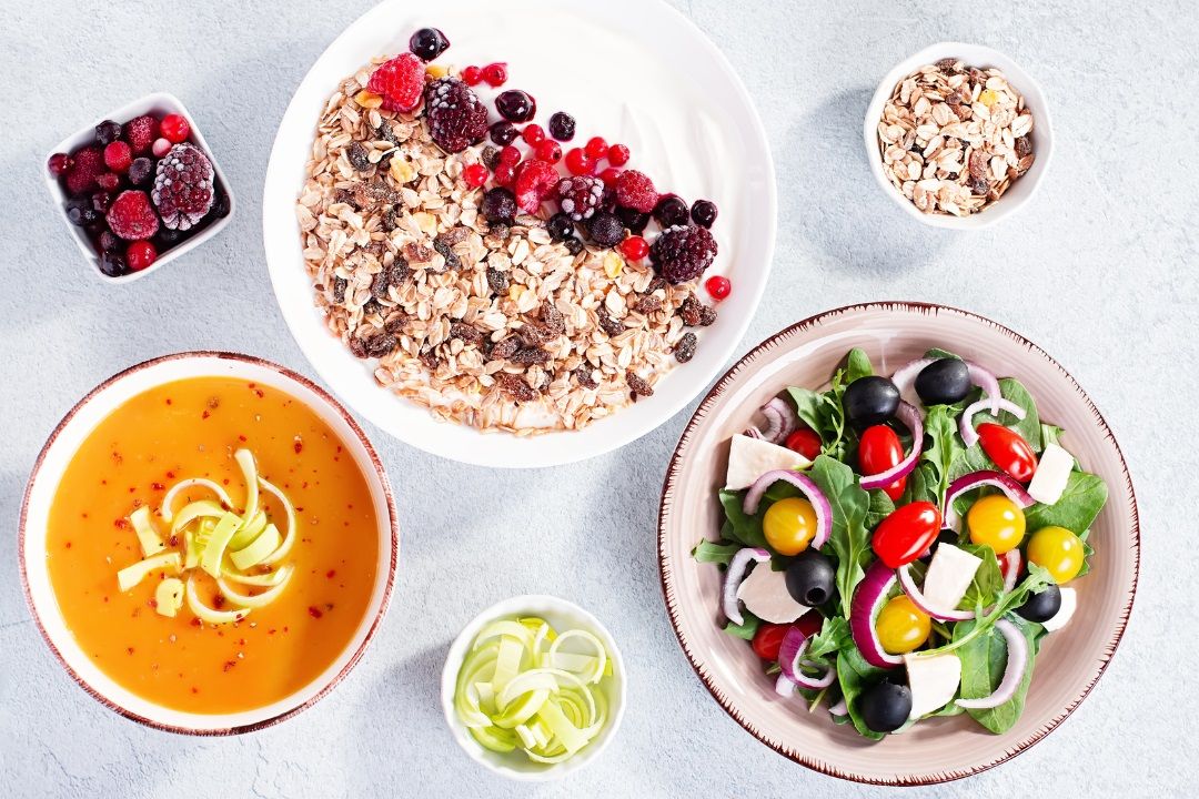Nutrientes esenciales en la cena previa a la escalada en pared: carbohidratos, proteínas y grasas saludables.