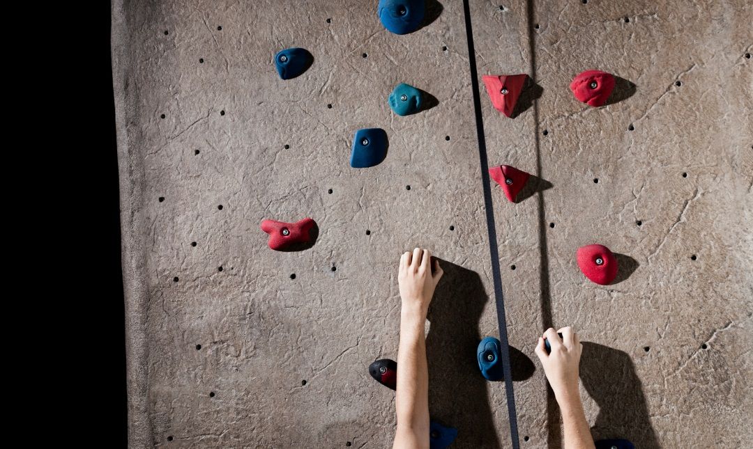 Escalador en un rocodromo.