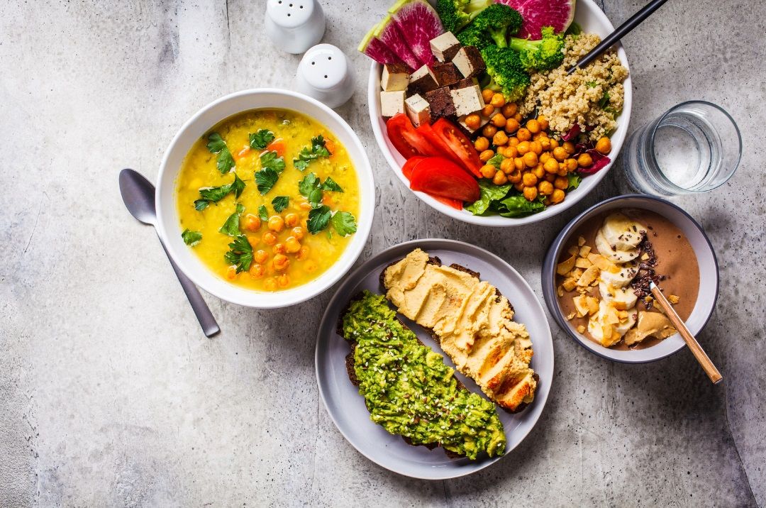 Plato vegano terminado con tofu, verduras salteadas y legumbres, ejemplo de comida vegetal completa y rica en proteínas.