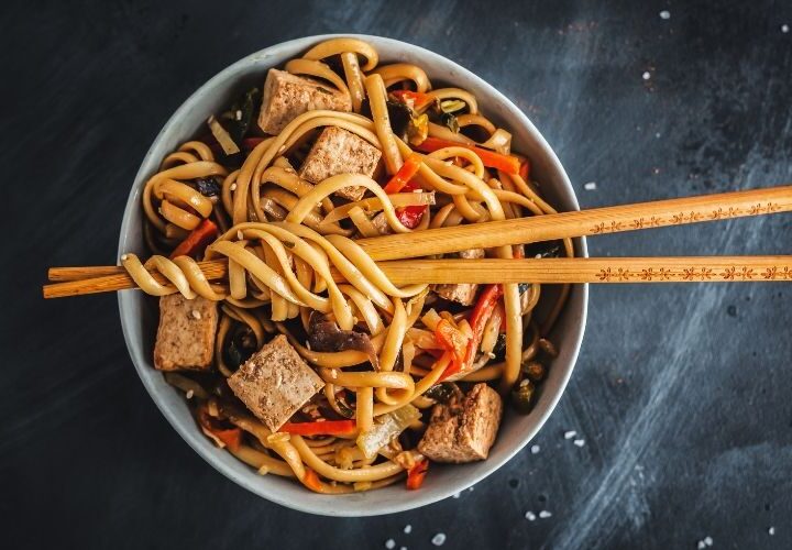 Tallarines con tofu y cacahuete